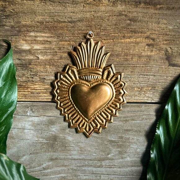 Burnished Gold-tone Small Crown Curved Heart Milagro Decor - Picture 1 of 6